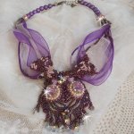 Collana Parisienne ricamata con cristalli Swarovski, perle avorio e semi di perle